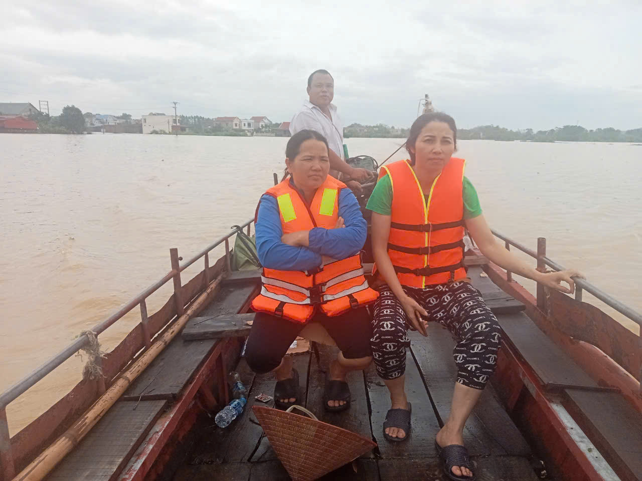 Đoàn thuyền máy tại hồ Gò Miếu, xã Ký Phú, huyện Đại Từ đang vận chuyển hàng hóa và người hỗ trợ người dân huyện Phú Bình, Thái Nguyên sơ tán lũ chiều 11/9.