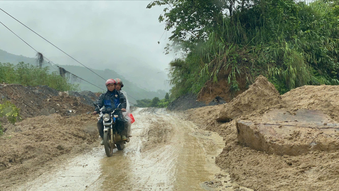 Người dân đi qua điểm sạt lở trên Quốc lộ 279 vào xã Phúc Khánh.