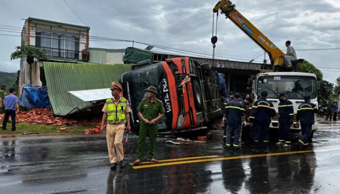 Lực lượng chức năng khám nghiệm hiện trường điều tra nguyên nhân vụ việc. Ảnh: Quang Yên.