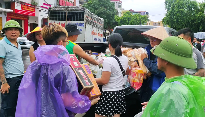 Cung ứng lương thực, thực phẩm cho người dân bị cô lập tại khu dân cư đường Bắc Kạn, phường Hoàng Văn Thụ, TP. Thái Nguyên. Ảnh: Phạm Hiếu.