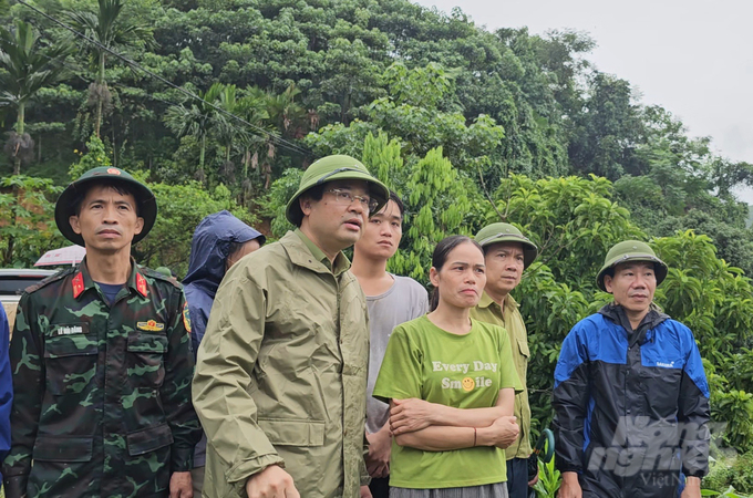 Chủ tịch UBND tỉnh Lào Cai Trịnh Xuân Trường khảo sát hiện trường vụ sạt lở. Ảnh: H.Đ.