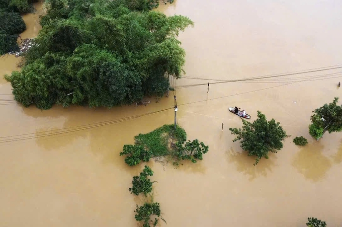 Nước sông Cầu đang rút, tuy nhiên một số khu vực dân cư thuộc TP. Thái Nguyên vẫn bị ngập úng, việc đi lại gặp nhiều khó khăn. Ảnh: Quang Linh.