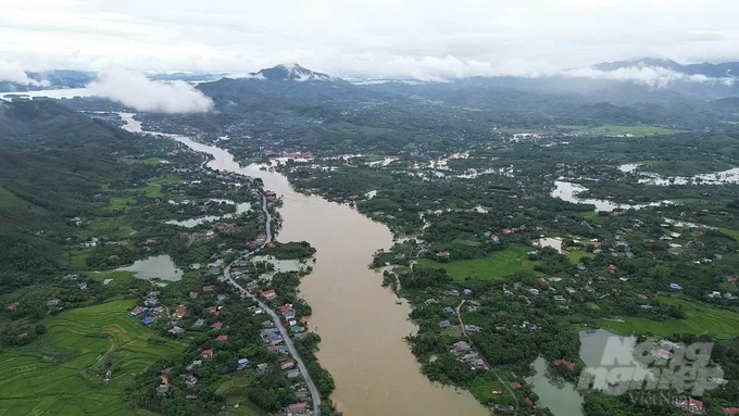 Nước sông Chảy ở thị trấn Thác Bà ở mức cao, sẽ giao động phụ thuộc vào điều tiết lũ của thủy điện phía thượng lưu. Ảnh: Hùng Khang.