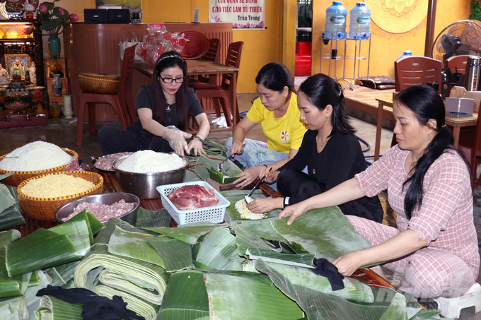 Mỗi người một việc nhưng cùng chung tấm lòng hướng về vùng thiên tai các tỉnh phía Bắc. Ảnh: Võ Dũng.