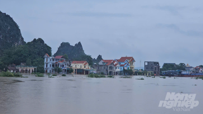 Nước sông Hoàng Long dâng cao gây ngập nhiều nhà dân. Ảnh: Quốc Toản.