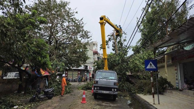 The power company repairs the transmission system. Photo: EVN.