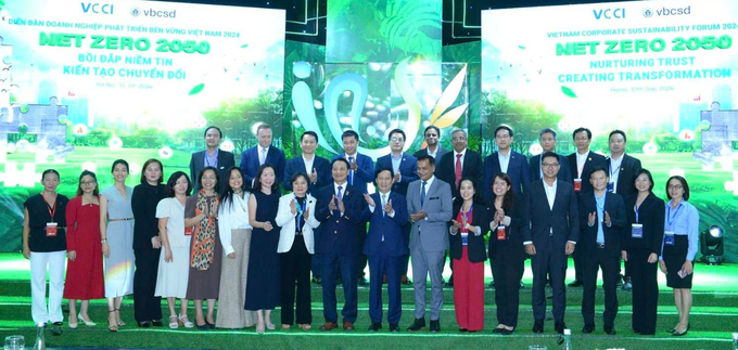 Mr. Vu Anh Tuan (second from the left) represented C.P. Vietnam and presented at the Vietnam Sustainable Business Forum 2024.