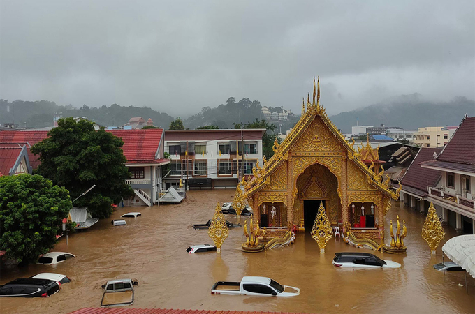 Ngôi chùa Wat Phasukkaram ở huyện Mae Sai, tỉnh Chiang Rai, Thái Lan, bị ngập lụt khiến 38 người bị mắc kẹt. Ảnh: Bangkok Post.