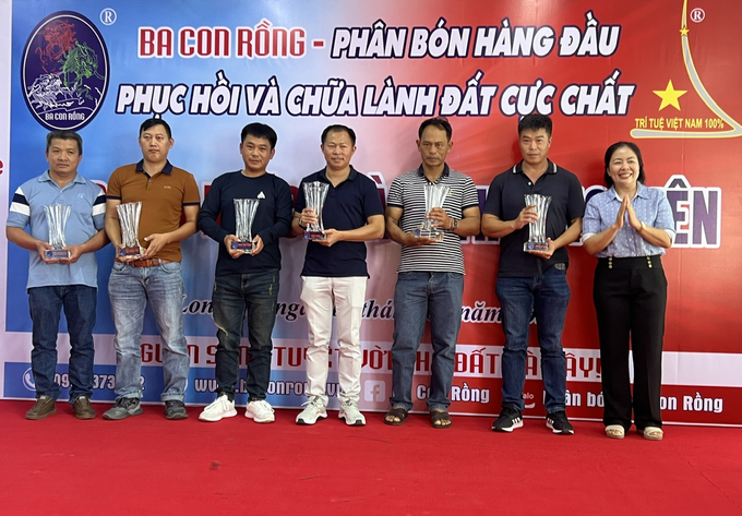 Bà Nguyễn Thị Xuân, Chủ tịch HĐQT Phân bón Ba Con Rồng (bìa phải) trao quà vinh danh các cá nhân có những thành tích xuất sắc. Ảnh: Đức Trung.