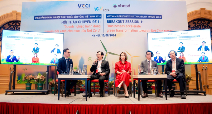 Mr. Vu Anh Tuan (second from the left) represented C.P. Vietnam and presented at the Vietnam Sustainable Business Forum 2024.