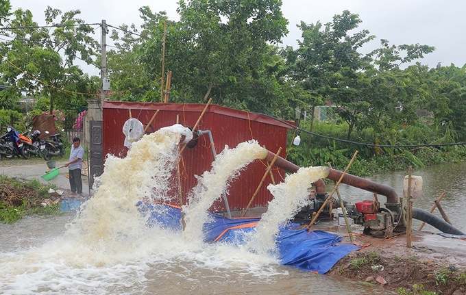 Mực nước ngoài sông cao, nhiều trạm bơm tiêu nội đồng phải dừng hoạt động. Ảnh: Minh họa. 