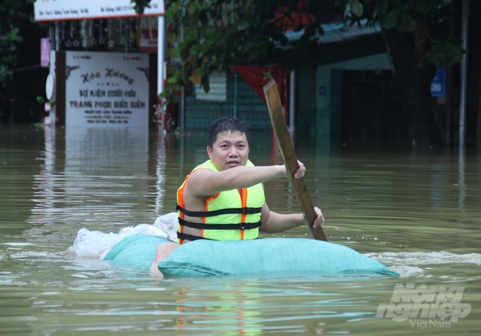 According to Major Tran Van Manh, Deputy Chief of Luong Vuong Commune Police in Tuyen Quang City, the city has not encountered a flood of this magnitude since 2001. Fortunately, the city has not reported any fatalities to date. Local authorities have also deployed personnel for round-the-clock duty to assist in relocating people and properties, and respond to incidents.