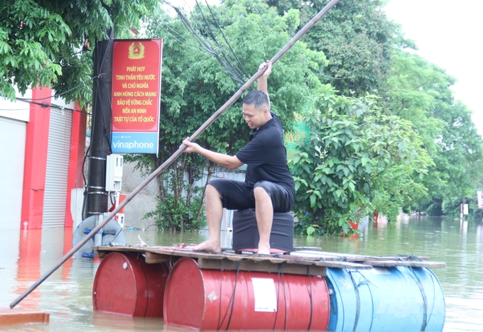 Floodwaters in Tuyen Quang City began receding by the afternoon of September 11, albeit at a slow pace. Local emergency response forces delivered meals and clean water directly to residents in isolated areas. Several residents took advantage of the receding waters to return to their homes to assess and salvage valuable possessions.