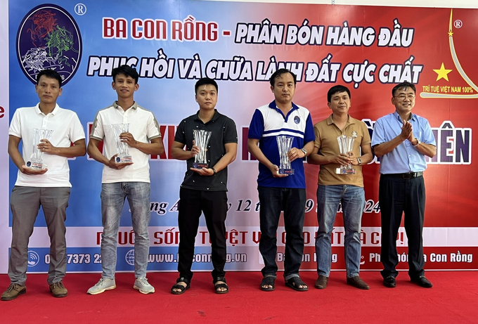 Ông Nguyễn Văn Tùng, Tổng giám đốc Phân bón Ba Con Rồng trao quà vinh danh các cá nhân có đóng góp, cải tiến kỹ thuật xuất sắc của công ty. Ảnh: Đức Trung.