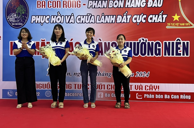 Ban lãnh đạo Phân bón Ba Con Rồng công bố nhân sự mới nhân sự mới của công ty. Ảnh: Đức Trung.