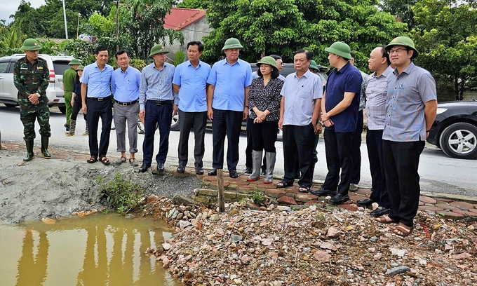 Bộ trưởng Lê Minh Hoan đến thăm khu nhà dân bị ngập úng tại xã Nam Phương Tiến, huyện Chương Mỹ. Ảnh: Bảo Thắng.