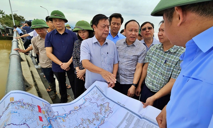 Bộ trưởng Lê Minh Hoan lưu ý Hà Nội đảm bảo an toàn đê điều. Ảnh: Bảo Thắng.