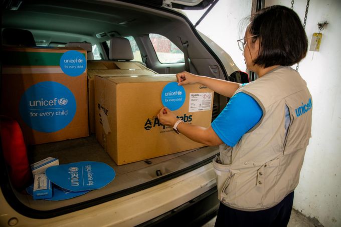 UNICEF has urgently dispatched 80,000 water purification tablets for the Centre of Disease Control in Thai Nguyen province, and 4,000 liters of water to Lao Cai Provincial Hospital to ensure drinking water supply for 800 people. Three among those most affected areas due to Typhoon Yagi. Photo: UNICEF. 