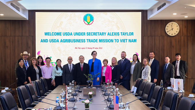 The MARD and USDA representatives took a commemorative photo. Photo: Tung Dinh.