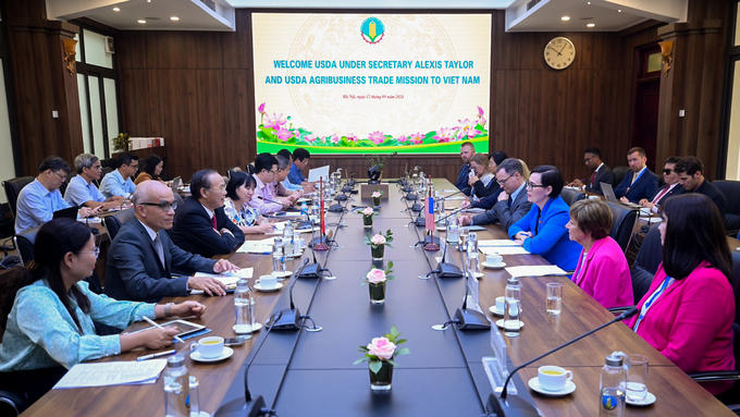 Working session between Deputy Minister of Agriculture and Rural Development Phung Duc Tien and the USDA on September 12. Photo: Tung Dinh.