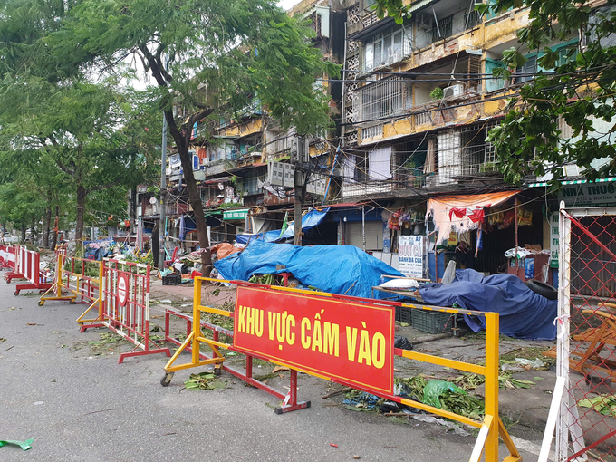 Chung cư nguy hiểm cấp D không đảm bảo an toàn để các hộ dân quay trở lại sinh sống. Ảnh: Đinh Mười.