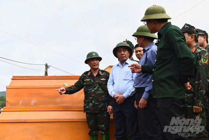 Chủ nhiệm UBKTTU Trần Cẩm Tú động viên lực lượng làm nhiệm vụ. Ảnh: Tạ Thành.