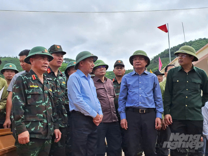 Chủ nhiệm UBKT TƯ Trần Cẩm Tú (thứ 3 từ trái sang) tới thăm hỏi, động viên các gia đình bị nạn và lực lượng cứu hộ. Ảnh: Tạ Thành.