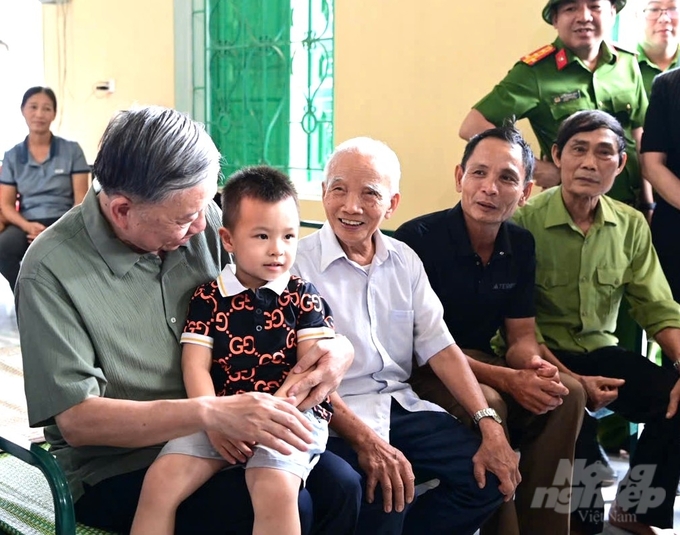 Tổng Bí thư, Chủ tịch nước Tô Lâm thăm hỏi, động viên các hộ gia đình thuộc diện phải sơ tán do thiên tai tại xã Trường Sinh, huyện Sơn Dương. Ảnh: VH.