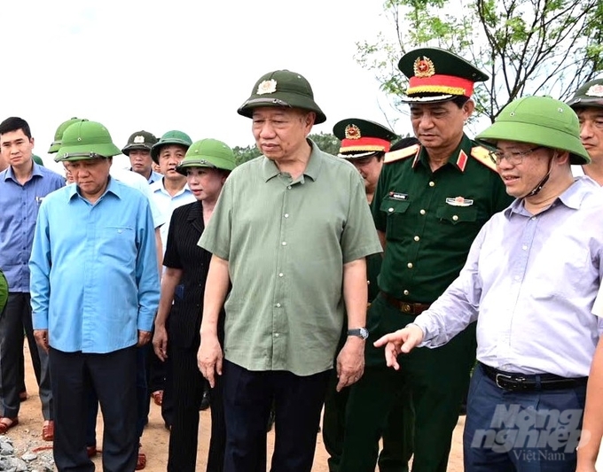 Tổng Bí thư, Chủ tịch nước Tô Lâm kiểm tra việc gia cố đê sông Lô tại xã Trường Sinh, huyện Sơn Dương. Ảnh: VH.