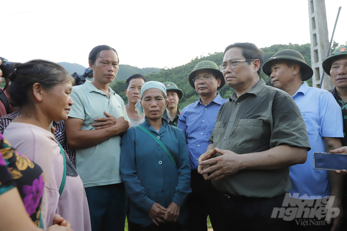 Thủ tướng động viên, thăm hỏi, chia sẻ những mất mát của người dân vùng lũ. 