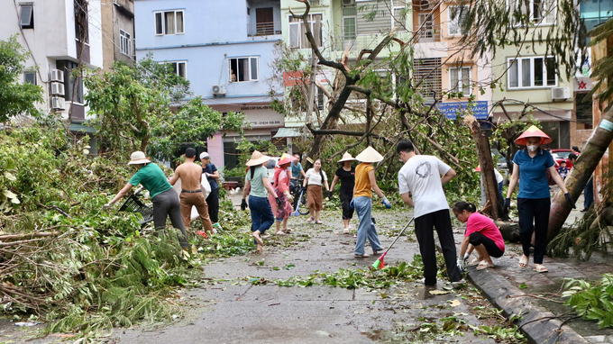 Chung tay khắc phục hậu quả sau cơn bão. Ảnh: Thanh Phương.