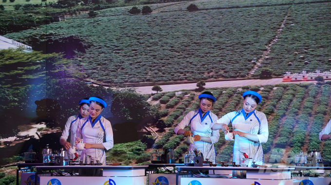 The tea ceremony was introduced to international delegations. Photo: Nguyen Thuy.