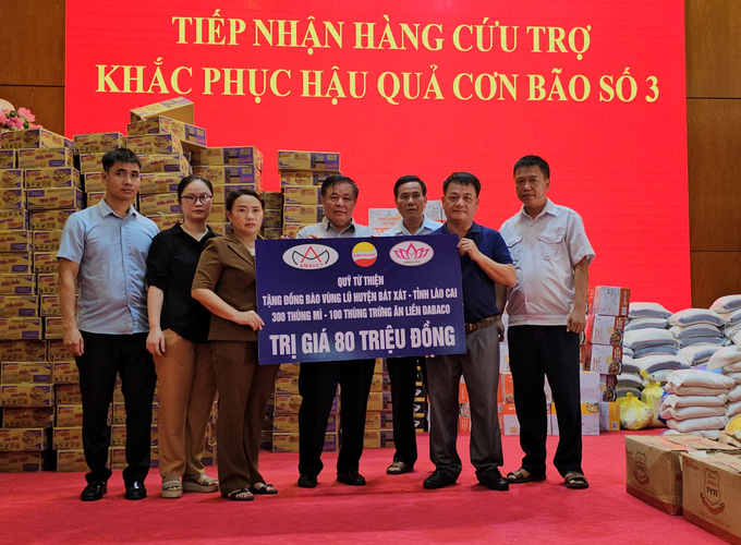 Công ty Cổ phần Kinh doanh Thuốc thú y Amavet trao hỗ trợ trị giá 80 triệu đồng tới người dân huyện Bát Xát, Lào Cai ngày 12/9. Ảnh: H.Đ.