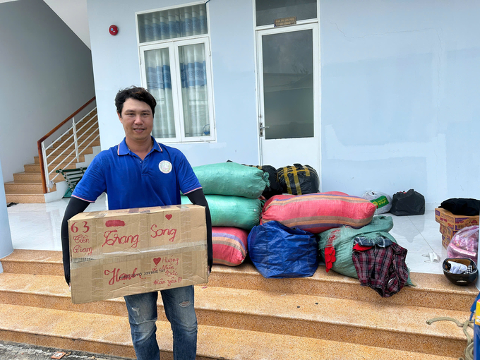 Ông Võ Hồng Hải chuyển quà tặng gửi cho đồng bào phía Bắc. Ảnh: Minh Đảm.