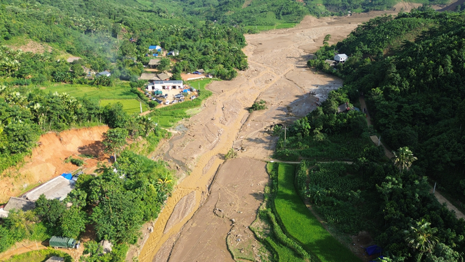 Khung cảnh tan hoang không thể hình dung được, tất cả dấu tích của sự sống đã bị cuốn đi trong trận lũ ống, lũ quét kinh hoàng. Ảnh: Tạ Thành.