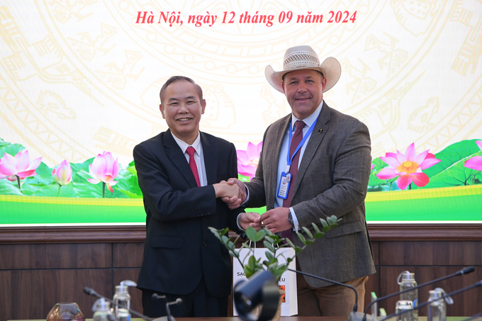 Assistant Commissioner Andy Holt (right) met with Deputy Minister of Agriculture and Rural Development Phung Duc Tien (left). Photo: Tung Dinh.