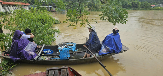 Nước sông Hoàng Long dâng cao gây ngập nhiều nhà dân. Ảnh: Quốc Toản.