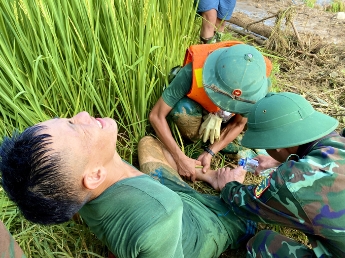 Một chiến sĩ trong quá trình tìm kiếm cứu nạn bị thương do dẫm vào đinh.