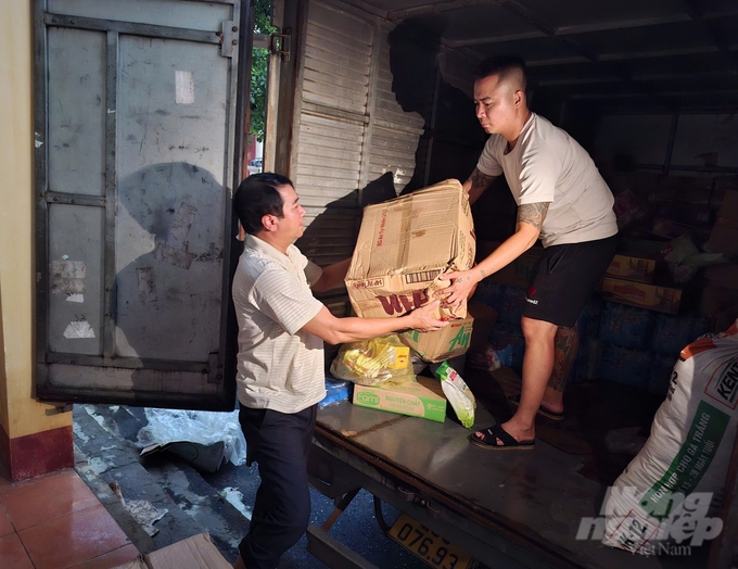 Hàng trăm đoàn cứu trợ từ khắp các vùng miền đến với bà con các tỉnh phía Bắc, tiếp thêm sức mạnh để người dân vượt qua mất mát do thiên tai. Ảnh: Trung Quân.