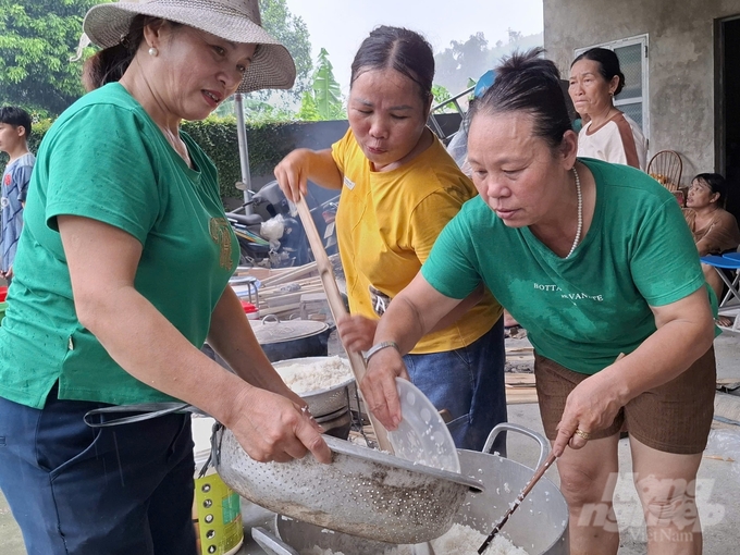 Bà Nguyễn Thị Biên (áo vàng) gác lại nỗi lo sập nhà, tích cực tham gia tổ nấu cơm miễn phí hỗ trợ các hộ bị mắc kẹt trong lũ tại thành phố Yên Bái. Ảnh: Trung Quân.