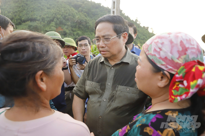 The Prime Minister expresses condolences when meeting people affected by flash floods in Nu Village. 