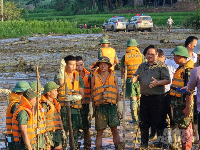 The Prime Minister waded through the mud to encourage the forces searching for missing victims.