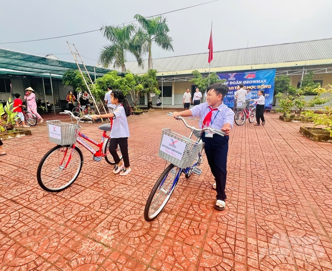 Với chiếc xe đạp được tặng, các em có thể rút ngắn thời gian từ nhà đến trường. Ảnh: Trọng Linh.