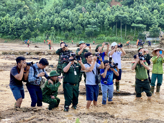 Nhiều nhà báo, phóng viên tác nghiệp tại hiện trường thôn Làng Nủ, xã Phúc Khánh (Bảo Yên, Lào Cai). Ảnh: T.T.