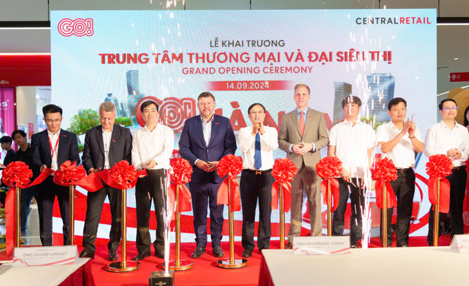 Lãnh đạo UBND tỉnh Hà Nam, Tập đoàn Central Retail cùng Bộ Công Thương cắt băng khai trương Trung tâm Thương mại GO! Hà Nam sáng 14/9.