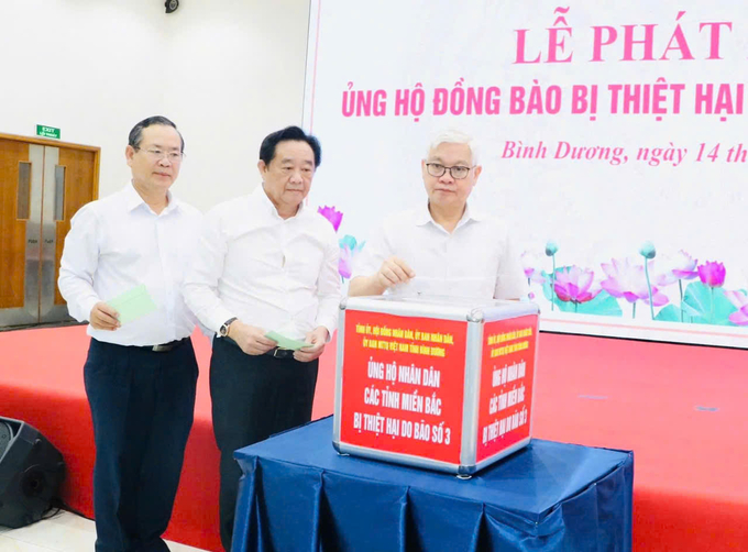 Hơn 44 tỷ đồng được tiếp nhận trong lễ phát động ủng hộ đồng bào bị bão lũ do tỉnh Bình Dương tổ chức. Ảnh: Trần Trung.