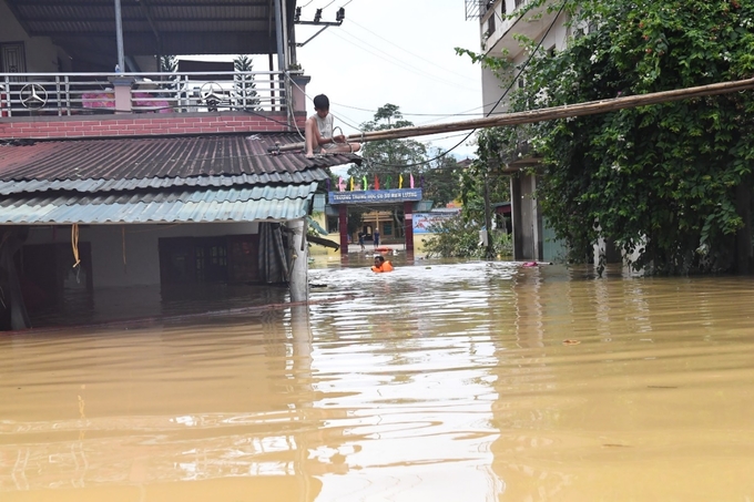 Dưới sự hướng dẫn của lực lượng quân đội, công an, các sản phẩm nhu yếu phẩm và nước tinh khiết TH true WATER ngày 13/9 đã có mặt tại khu 9, xã Hiền Lương, huyện Hạ Hoà, tỉnh Phú Thọ. Nơi đây lúc cao điểm nước lên cao khoảng 6 mét so với mặt đường, thời điểm này đã rút bớt nhưng vẫn còn cao khoảng 4 mét. Cả xóm bị cô lập hoàn toàn đã 3 ngày.