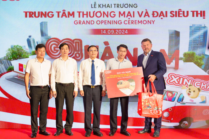 Lãnh đạo Tập đoàn Central Retail tại Việt Nam trao 500 suất quà ủng hộ người dân Hà Nam bị ảnh hưởng, thiệt hại do cơn bão số 3.