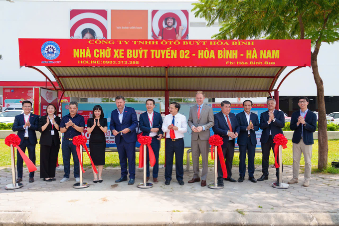 Tạo tiện lợi cho người dân địa phương, nhân dịp khai trương, GO! Hà Nam khánh thành trạm xe bus kết nối Hòa Bình - Hà Nam.