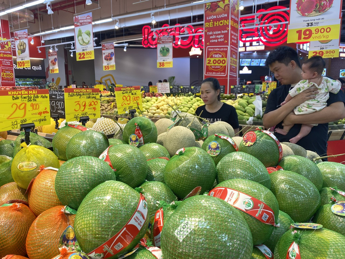 Người dân tham quan, mua sắm tại GO! Hà Nam nhân ngày khai trương Trung tâm thương mại.